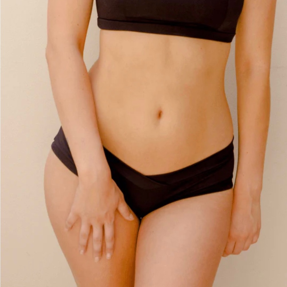 Luna Low Waist Basic Black Shorts